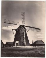cca 1920-1930 Kerny István (1879-1963): Szentesi szélmalom, pecséttel jelzett vintage néprajzi fotó, 22x17 cm