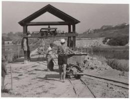 cca 1930-1940 Reich Péter Cornel: Téglagyári csillések, pecséttel jelzett vintage szociofotó, 18x24 cm