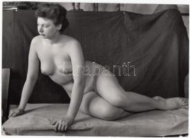 cca 1950 Tiszavölgyi József: Akt modell a műteremben, finoman erotikus, jelzetlen vintage fotó a szerző hagyatékából, 15x21 cm