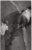 cca 1960 Tiszavölgyi József: Útjavító, aszfaltozó munkások, pecséttel jelzett vintage szociofotó, 14x9 cm