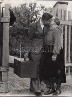 1940 Tiszavölgyi József: Pista katonának megy, búcsú a mamától, feliratozott vintage fotó a szerző hagyatékából, 16x12 cm