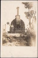 1930 A világháborúban elesett magyar turisták emlékére állított emlékmű a Mátrában, 780 m magasságban, feliratozott fotólap, 14x9 cm