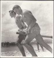 cca 1945 A magyar Ben Hur, a háttérben orosz felügyelő katona csizmája, jelzetlen fotó, későbbi nagyítás, 18x19 cm