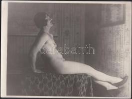 cca 1920-1930 Az első kép ruha nélkül, finoman erotikus fotó, 18x24 cm / cca 1920-1930 Erotic photo, 18x24 cm