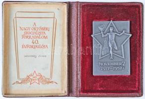 1957. "November 7. - A Nagy Októberi Forradalom 40. évfordulójára" fém emlékplakett eredet...