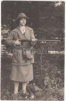 1925 Oroszvár, Stefi vadászni indul az oroszvári kastélyból, feliratozva, fotólap, 14x9 cm