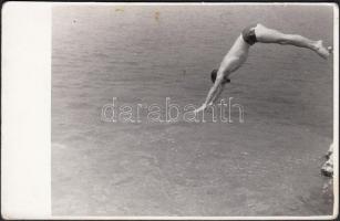 cca 1970-1980 Ugrás a vízbe, jelzetlen fénykép, 9x12 cm