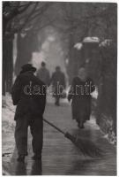 cca 1950-1960 Jelzetlen szociofotó utcaseprőről, 13x8,5 cm