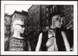 cca 1980 Gabriele Urbanek (Bécs): Kirakati tükröződés, feliratozott vintage fotóművészeti alkotás, 12x17 cm