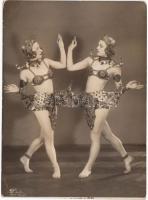 cca 1930 L’Art fotó: Távol-keleti tánclépések egy budapesti műteremben, pecséttel jelzett vintage fotó, egyik sarkán törésnyom, 15x11 cm