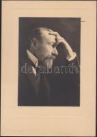 cca 1930 Alban (Brüsszel): Gondolkodó, vintage férfiportré aláírva, pecséttel jelezve, 23x16 cm