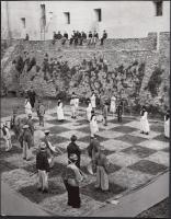 cca 1965 Élő sakkjátszma török-magyar jelmezekben, a kőszegi Jurisics-vár mellett, 22x18 cm