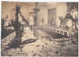 cca 1920-1930 Kallós Oszkár udvari és kamarai fényképész enteriőr felvétele egy kastély ebédlőjéről, a dúsan terített asztalról, pecséttel jelzett vintage fotó, 17x24 cm