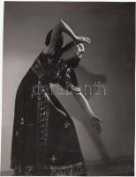 cca 1930 Foto Forrai: Szentpál Mária mozdulat- és táncművész műtermi, pecséttel jelzett vintage fotója, felülete nem hibátlan, egyik sarkán törésnyom, 21x16 cm