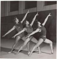 cca 1950-1960 Szinkron mozgásművészek szocreál stílusban, 13x13 cm