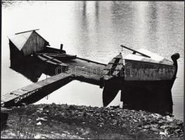 cca 1960-1970 Dunai halászbárka Baján, jelzetlen vintage fotó, 18x24 cm
