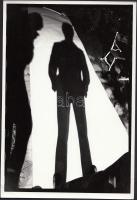 1990 Csigó László: Árnyékvető, pecséttel jelzett vintage fotó, 23x16 cm