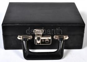 Kisalakú műbőr csatos éremtartó koffer 8x12db érem tárolására alkalmas éremtartó tálcával, használt, de megkímélt állapotban