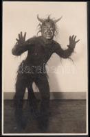 cca 1930-1940 Maga az ördög, jelzetlen vintage fotó, fekete kartonra ragasztva, 14x9 cm
