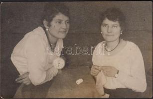 cca 1920-1930 Trükkfotó, kettős expozícióval, sötét háttér előtt, jelzetlen vintage fotó, dr. Sevcsik Jenő hagyatékából, fotólap, 9x14 cm