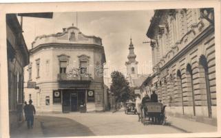 Komárom, utca, gyógyszertár, Tatra bolt, Berger fűszer és csemegebolt, templom, autó / street, pharmacy, shops, church, automobile