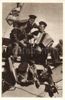 'Bajtársi szórakozás a fedélzeten' orosz tengerészek, modern lap / Russian mariners