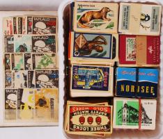 Többszáz magyar és külföldi gyufacímke kis dobozban és berakóban