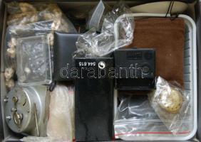 Kis vegyes bolhapiac tétel, benne hibás és működőképes órák, diktafon, fémpénzek, iránytű, számológép, bizsuk stb., cipősdobozban