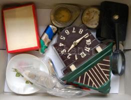 Kis vegyes bolhapiac tétel, benne hibás és működőképes órák, diktafon, fémpénzek, iránytű, számológé...