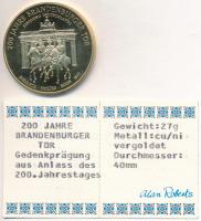 Németország 1991. "200 éves a Brandenburgi Kapu" aranyozott CuNi emlékérem tanúsítvánnyal és emléklappal T:PP Germany 1991. "200th Anniversary of the Brandenburg Gate" commemorative gold plated CuNi medallion with certificate C:PP