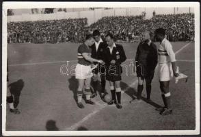 cca 1950 Térfélválasztás Puskás Öcsivel, amatőr fotó, 6x9 cm