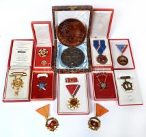 12db vegyes szocialista kitüntetés, emlékérem, többnyire tokban, miniatűrrel T:vegyes