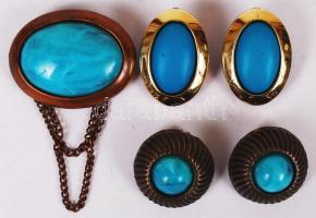 2 db zöldeskék szintetikus kővel díszített fülklipsz, egy bross