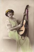 Lady with guitar (fl)