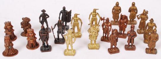 Kis réz figurák (24 db) fém dobozban