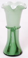 Zöld kétrétegű váza, rajta szál díszítéssel, száján apró lepattanással, m: 20 cm