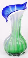 Kék-zöld-fehér szakított többrétegű váza, rajta szál díszítéssel, száján apró lepattanással, m: 14 cm