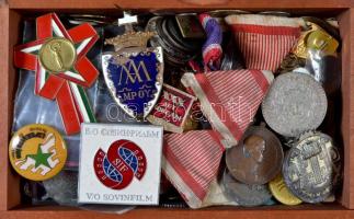 Izgalmas kis fadoboznyi numizmatika tétel az ókortól napjainkig, ezüst- és fémpénzekkel, bankjegyekkel, emlékérmékkel, háborús kitüntetésekkel, mellszalagokkal, szénjegyekkel és más jobb darabokkal. Érdemes megtekinteni! T:vegyes