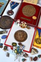 Doboznyi vegyes szocialista kitüntetés, jelvény, sok tokos, jobb darabokkal! T:vegyes