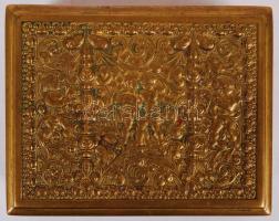 Puttókkal díszíttet kis dobozka, fa betéttel, jelzett, réz, 7×9 cm