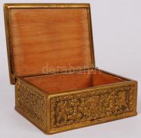 Puttókkal díszíttet kis dobozka, fa betéttel, jelzett, réz, 7×9 cm