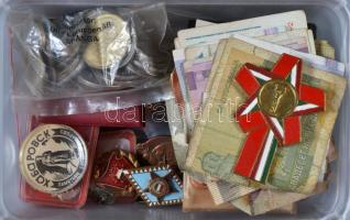 Vegyes tétel fémpénzekkel, szocialista jelvényekkel, bankjegyekkel T:vegyes