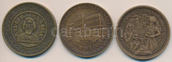 1984. "A Gyöngyösi Gimnázium fennállásának 350. évfordulójára" Br emlékérem (42,5mm) + Tóth Sándor (1933-) 1986. "MÉE Nyíregyháza / László király - Szabolcsi Földvár" Br emlékérem (42,5mm) +  	 Garamkeszi János (1936-) 1984. "MÉE Nógrád-megye / Drégely vára - Szondy György" Br emlékérem (42,5mm) T:1,1-