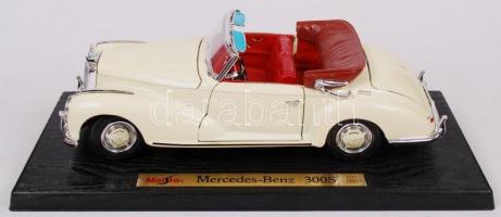 Maisto Mercedes-Benz 300S 1:18 (1955) cabrio autómodell, nyitható ajtóval és motorházfedéllel, eredeti csomagolásában