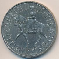 Nagy-Britannia 1977. "Ezüst Jubileum - II. Erzsébet" fém emlékérem dísztokban T:1 Great Britain 1977. "Silver Jubilee H.M. Quenn Elizabeth II" medalllion in case C:UNC