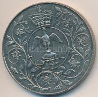 Nagy-Britannia 1977. "Ezüst Jubileum - II. Erzsébet" fém emlékérem dísztokban T:1
Great Br...