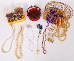 2 ékszertartó, egyikben nyakláncokkal, egy dobozka gyönggyel