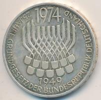NSZK 1974F 5M Ag "25 éves az Alkotmány" T:exPP
GFR 1974F 5 Mark Ag "25th Anniversary ...