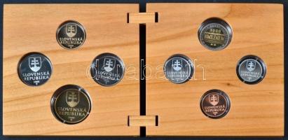 Szlovákia 2000. 7+1db-os 10h-10Sk "Bimilenium" forgalmi érmesor eredeti dísztokban! T:PP
S...