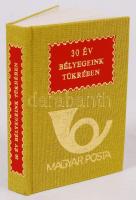 30 év bélyegeink tükrében. Bp., 1975. Minikönyv, 500 példányban készült, kiadói aranyozott egészvászon kötés, újszerű állapotban.